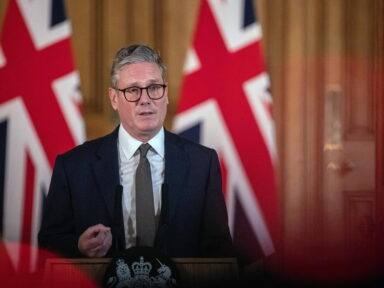 Rejeição a Starmer vai a 63% após corte do vale-aquecimento de 10 milhões de idosos ingleses