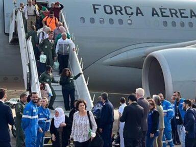 Segundo voo com brasileiros resgatados no Líbano chega a São Paulo