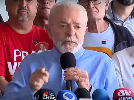 Lula vota em São Bernardo e critica disseminadores de mentiras