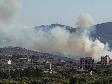 Vídeo mostra bomba lançada por Israel contra aeroporto de Beirute com avião taxeando