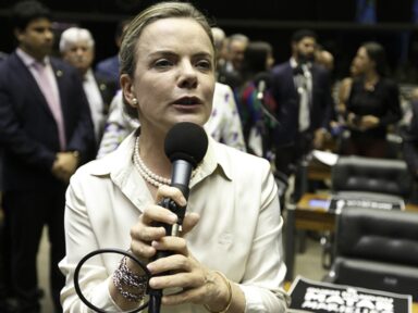 “Elevar juros e cortar benefícios não freia inflação; BC tem é que atuar no câmbio”, diz Gleisi