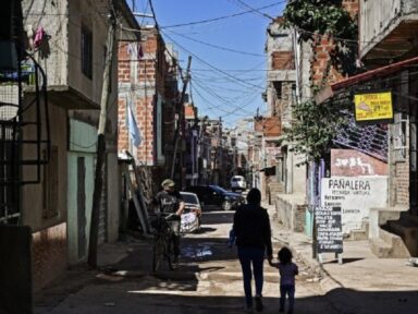 Poder de compra do salário mínimo despenca na Argentina e já é inferior ao de 2001