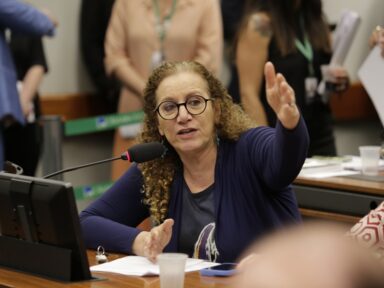 Com alta da Selic, serão “menos R$ 19 bi para o governo investir na economia”, afirma Jandira