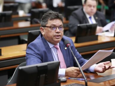 “Fazer ajuste fiscal com cortes na Previdência, saúde e educação não é aceitável”, diz líder do PCdoB