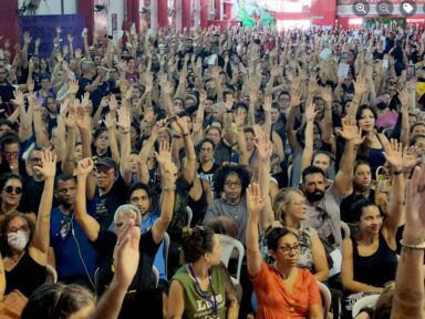 Professores municipais do Rio aprovam greve a partir do dia 25 contra retirada de direitos