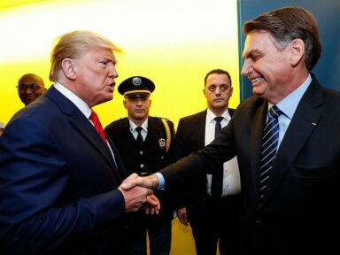 Submisso, Bolsonaro diz estar “alinhado” com a política fascista de Trump