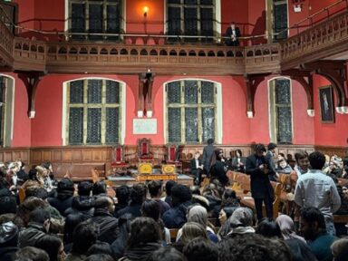 Estudantes da Oxford Union aprovam moção condenando genocídio e apartheid de Israel
