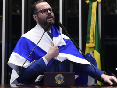 Senador bolsonarista apoia policial criminoso que jogou homem de ponte em SP