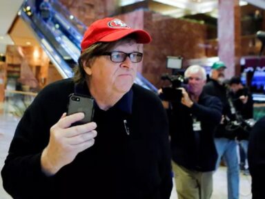 Michael Moore denuncia ganância fatal das empresas privadas de saúde nos EUA