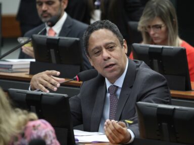 “Isenção de IR para R$ 5 mil é justo, mas mudar política do salário mínimo é problema”, critica Orlando