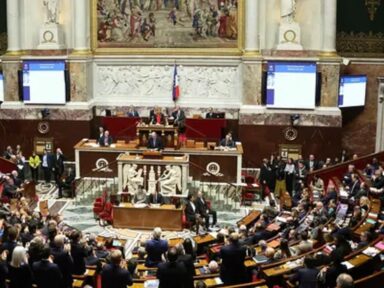 Assembleia Nacional francesa destitui premiê Barnier e rejeita seu arrocho aos aposentados