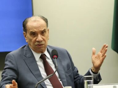 EUA “violou acordo” e deu “tratamento degradante” aos brasileiros, repudia ex-chanceler