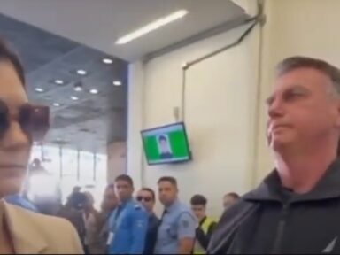 Sem convite e barrado pela Justiça, bajulador de Trump chora no aeroporto