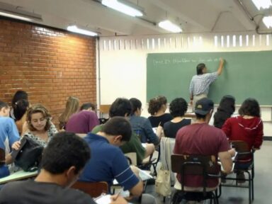 Para Andes, “valorização de professor requer investimento em formação, carreira e salário”