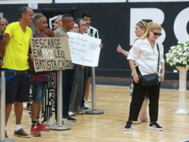 Léo Batista é velado na sede do Botafogo e recebe homenagens de torcedores