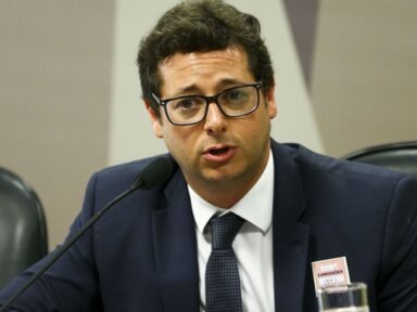 PF mostra novas provas e implica ex-ministro de Bolsonaro na operação para ocultar joias