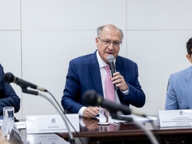 Alckmin critica privatização das empresas de água e defende redução dos juros