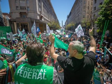 Argentinos protestam contra cortes de Milei nos serviços sociais aos aposentados