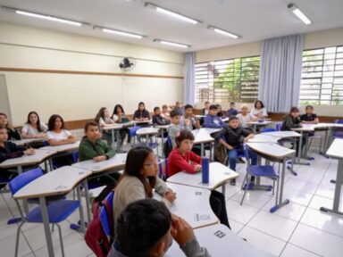 Empresas de escolas privatizadas do Paraná estão interferindo na distribuição de aulas, denuncia sindicato