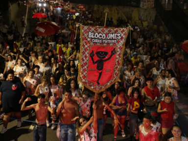 Bloco UMES Caras Pintadas leva alegria ao Bixiga e homenagem a Denoy de Oliveira em seu 32º desfile