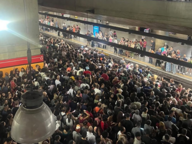 Pane no Metrô de São Paulo deixa passageiros andando sobre trilhos e causa caos no horário de pico