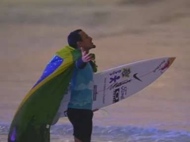 Italo Ferreira conquista etapa do Mundial de Surf e lidera ranking da WSL