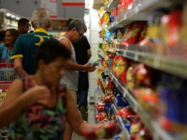 Alta de alimentos tira 22% da renda do mais pobre