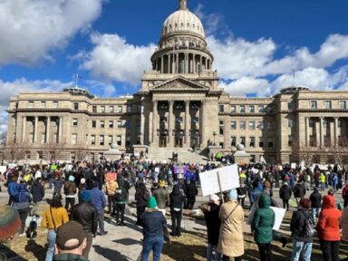 Desmonte de programas sociais pelo governo Trump espalha protestos nos EUA