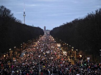 Marcha antinazista reúne 250 mil em Berlim