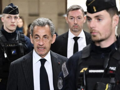 Ex-presidente Sarkozy é condenado por corrupção e usará tornozeleira