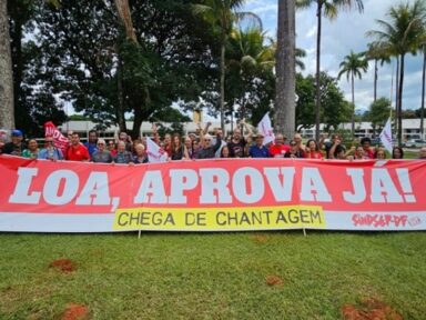 Servidores protestam contra atraso nos reajustes e pressionam por votação da Lei Orçamentária