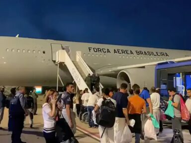 Brasileiros relatam “humilhação e medo” na chegada do 4º voo de vítimas de Trump
