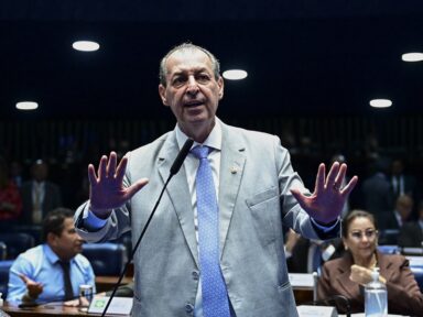 Anistia a golpistas “só interessa a quem tem medo de ser preso”, diz Aziz rebatendo Bolsonaro
