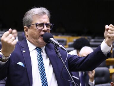 Deputado bolsonarista comemora vitória do filme Ainda Estou Aqui e depois apaga