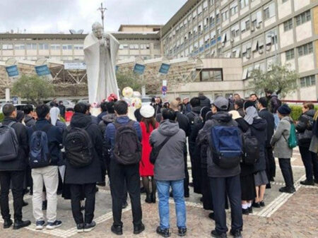 Hospital policlínico em Roma recebe peregrinação em apoio ao Papa Francisco