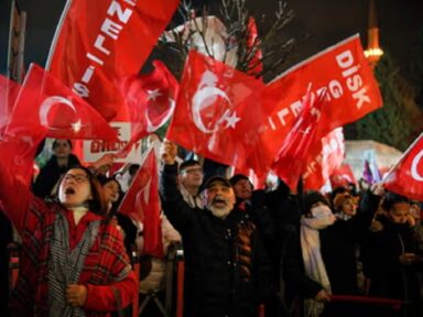 Manifestações na Turquia exigem libertação de prefeito oposicionista que Erdogan prendeu