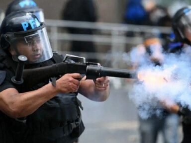 Repressão brutal de Milei a protesto de aposentados deixa fotógrafo em estado grave