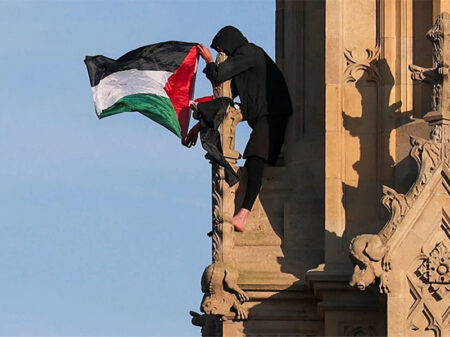 Manifestante escala o Big Ben e leva bandeira da Palestina ao topo do relógio londrino