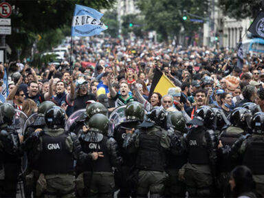 Argentinos tomam as ruas no repúdio a ataque contra aposentados e submissão ao FMI