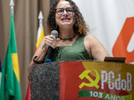 “Nosso projeto se alicerça na democracia e confronta o imperialismo”, diz Luciana Santos