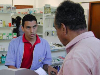 Remédios mais caros agravam crise financeira de aposentados