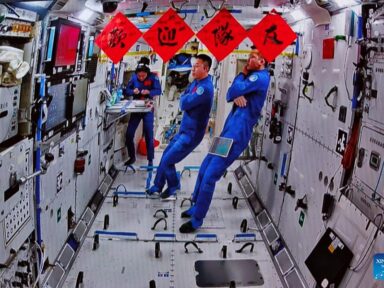 Astronautas chineses se confraternizam na estação espacial Tianhe