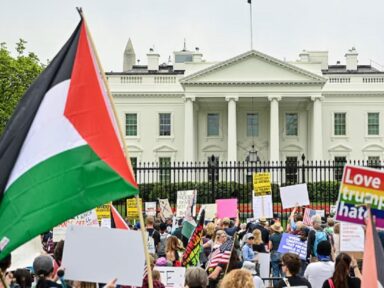 No 250º aniversário do início da revolta contra o domínio inglês, atos rejeitam desgoverno Trump