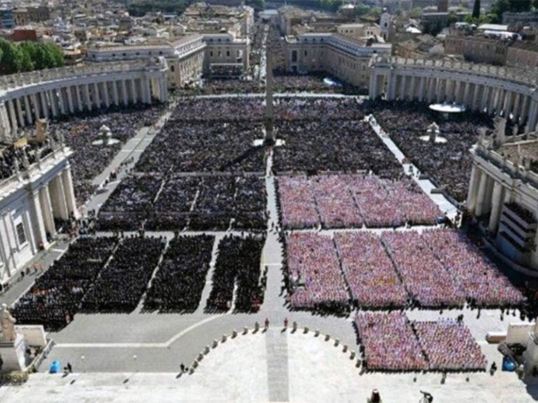 Mais de 400 mil pessoas acompanharam o funeral de Francisco, o “Papa dos humildes”