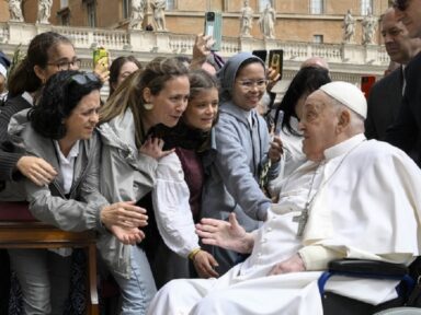 Papa Francisco desce à Praça de São Pedro e recebe aplausos dos fiéis