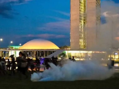 Apib denuncia repressão violenta contra indígenas em marcha pacífica no Congresso