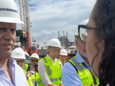“Tarcísio ataca a educação com privatizações e fechamento de turmas”, diz professora que confrontou governador