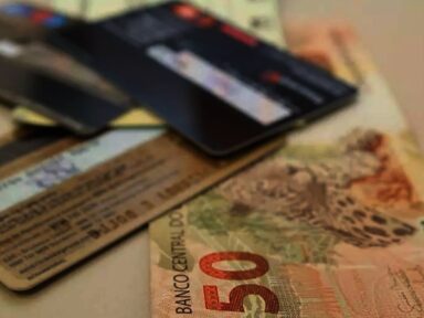 Juros elevados agravam situação das famílias e inadimplência bate recorde em março