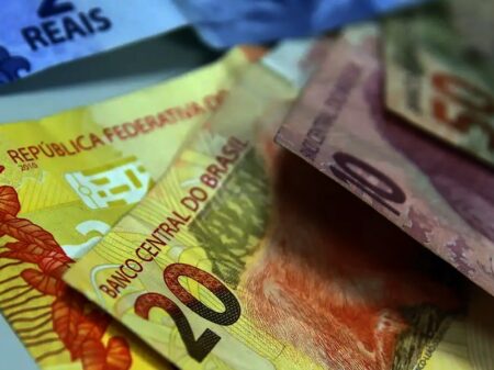 Brasileiros retiram R$ 46 bi da poupança