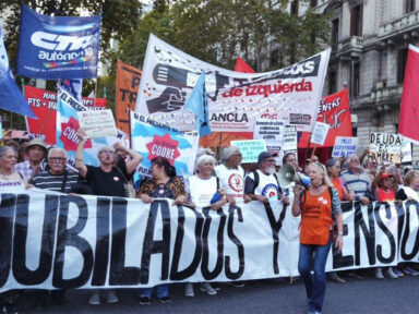 Polícia de Milei espanca e prende aposentados em protesto contra assalto do FMI